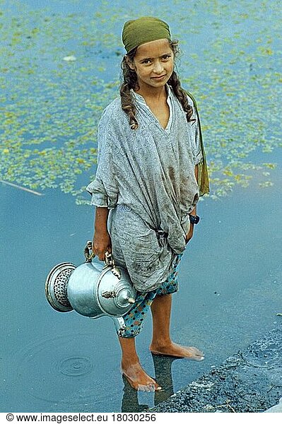 Kaschmirisches Mädchen  stehend in einem Wasserfahrzeug  Dal Lake  Srinagar  Kaschmir  Indien  Asien