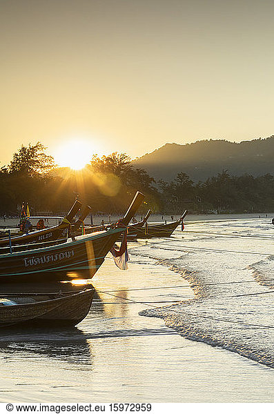 Kata Beach bei Sonnenaufgang  Phuket  Thailand  Südostasien  Asien