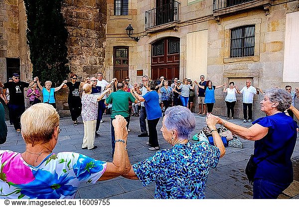 Katalanen tanzen die Sardana  einen traditionellen Tanz im Palau de la Generalitat de Catalunya nahe der Kathedrale von Barcelona  Katalonien  Spanien.