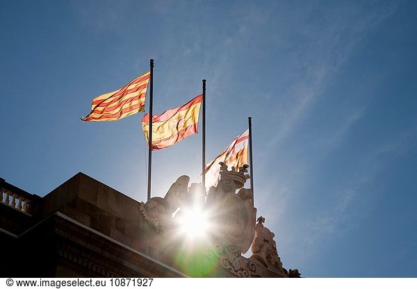 Katalanische  spanische und Barcelona-Flaggen  Rathaus  Barcelona  Katalonien  Spanien