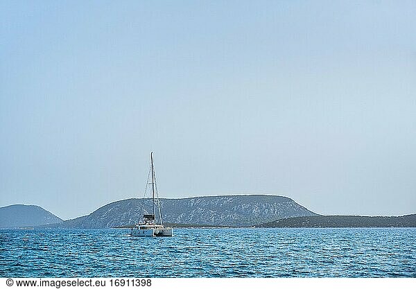 Katamaran-Segelboot in der Ägäis  Peloponnes  Griechenland