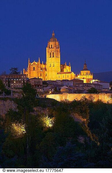 Kathedrale in der Abenddämmerung  Segovia  Kastilien-León  Spanien  Europa