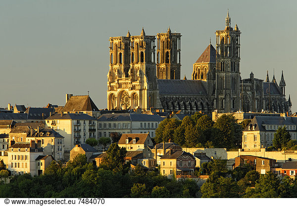 Kathedrale Notre-Dame de Laon über der Altstadt  Abendlicht  Laon  Via Francigena  Frankenstraße  Departement Aisne  Region Picardie  Frankreich  Europa