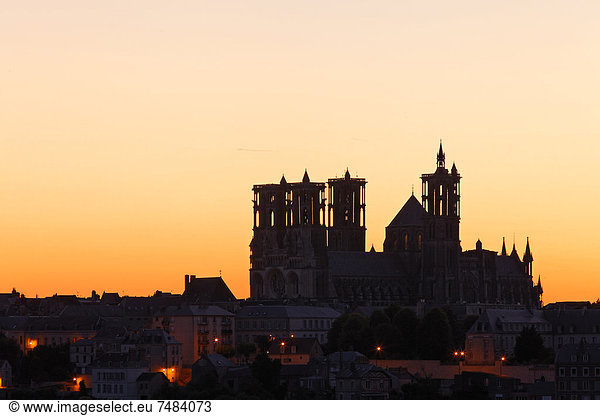 Kathedrale Notre-Dame de Laon über der Altstadt  Morgenstimmung  Laon  Via Francigena  Frankenstraße  Departement Aisne  Region Picardie  Frankreich  Europa