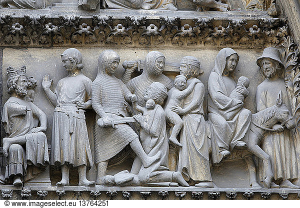 Kathedrale Notre Dame. Nordfassade. Tympanon der Kreuzgangpforte mit der Darstellung des Massakers an den Unschuldigen und der Flucht nach Ägypten