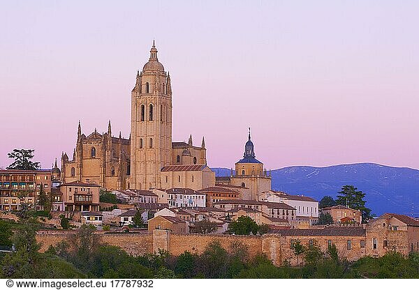 Kathedrale  Segovia  Kathedrale bei Sonnenuntergang  Kastilien-Leon  Spanien  Europa