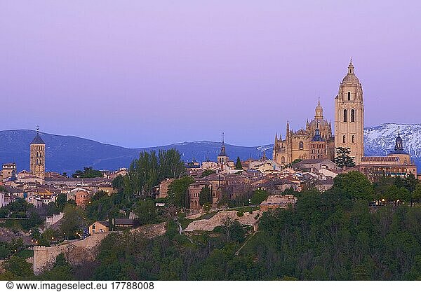 Kathedrale  Segovia  Kathedrale bei Sonnenuntergang  Kastilien-Leon  Spanien  Europa