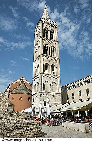 Kathedrale Sveti Stosija und Campanile  der Heiligen Anastasia  Zadar  Kroatien  Europa