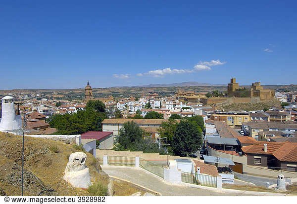 Kathedrale und die Alcazaba  Blick vom Höhlenviertel Troglodytos in der Altstadt Santiago  Guadix  Marquesado Region  Granada Provinz  Andalusien  Spanien  Europa