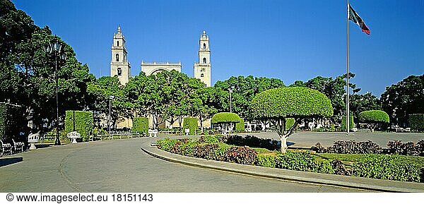 Kathedrale und Großer Platz  Merida  Yukatan  Mexiko  Mittelamerika