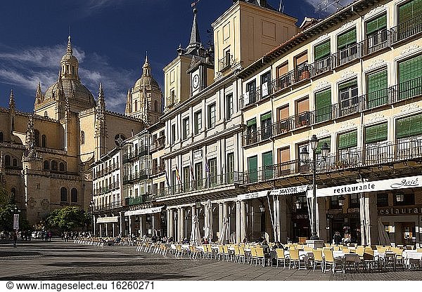 Kathedrale und Rathaus  Plaza Mayor der Stadt Segovia  SEGOVIA  CASTILLA-LEON  SPANIEN  EUROPA.