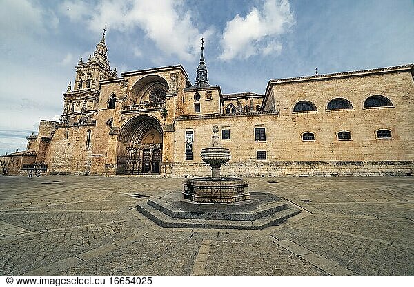 Kathedrale von La Asuncion und Taufbecken in El Burgo de Osma. Soria. Spanien. Europa.