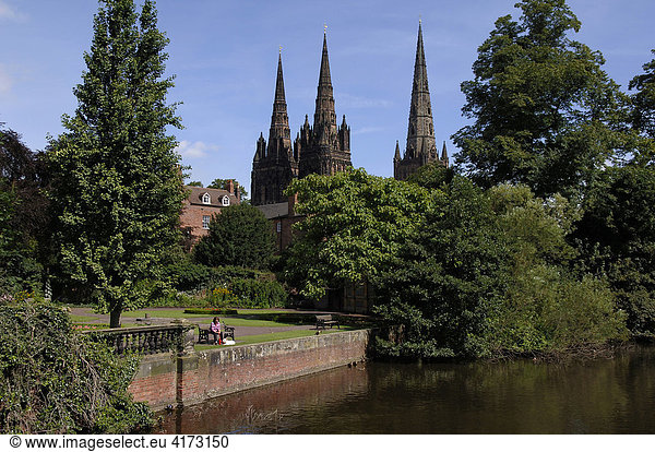 Kathedrale von Lichfield (1195 erbaut) mit Teich und Park im Vordergrund  die Kathedrale ist die einzige mittelalterliche Kathedrale Englands mit drei Kirchtürmen  Lichfield  Mittelengland  England  Europa