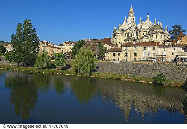 Kathedrale von Perigueux  Fluss Isle  Perigueux  Aquitanien  Dordogne  France  Perigord Blanc  Pilgerweg nach Santiago de Compostela  Jakobsweg