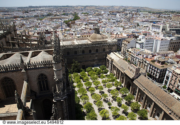 Kathedrale von Sevilla  Catedral de Sevilla  mit Orangerie  vom Giralda-Turm  Sevilla  Andalusien  Spanien  Europa