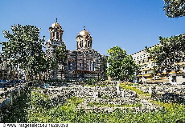 Kathedralenpark  archäologische Ruinen von Tomis vor der Kathedrale der Heiligen Peter und Paul. Constan??a  Rumänien  Europa.