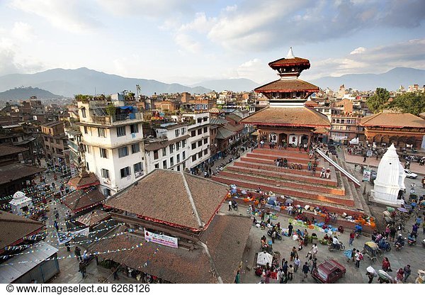 Kathmandu Hauptstadt Dach zeigen über Straße beschäftigt Cafe Quadrat Quadrate quadratisch quadratisches quadratischer Ansicht Tempel Asien Nepal
