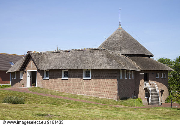 Katholische Kirche mit Reetdach  Baltrum  Ostfriesische Inseln  Ostfriesland  Niedersachsen  Deutschland