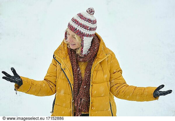 Kaukasische junge Frau genießt Schnee im Freien im Winter Zeit. Navarra  Spanien  Europa.