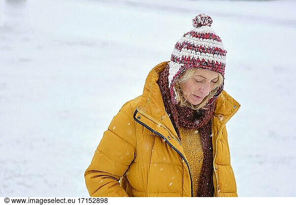 Kaukasische junge Frau genießt Schnee im Freien im Winter Zeit. Navarra  Spanien  Europa.