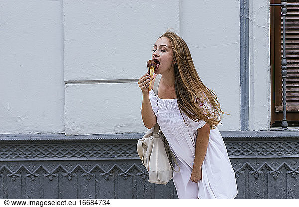 Kaukasische weiße Frau isst Eiscreme