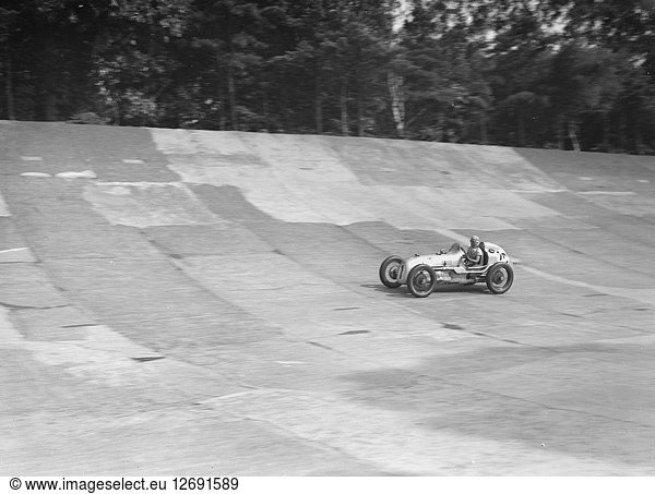 Kay Petres Austin OHC 744 cc  LCC Relay GP  Brooklands  26 July 1937. Artist: Bill Brunell.