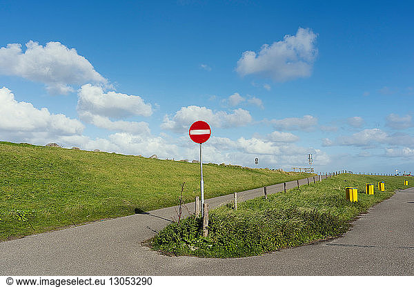 Kein Einfahrtsschild am Deich-Radweg  Niederlande