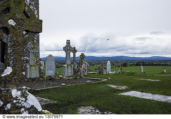 Keltisches Kreuz am Felsen von Cashel vor bewölktem Himmel