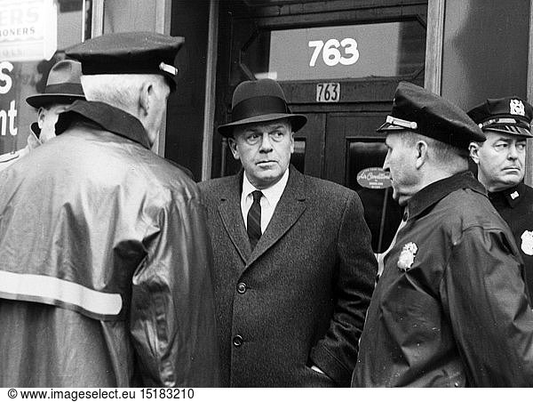 Kennedy  Stephen P.  Chief Constable of New York City 1955 - 1961  half length  with policemen in front of the UN- building  preparations for expected riots  17.2.1961