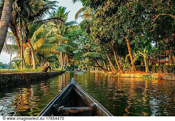 Kerala Backwaters Tourismus Reise im Kanu. Kerala  Indien  Asien