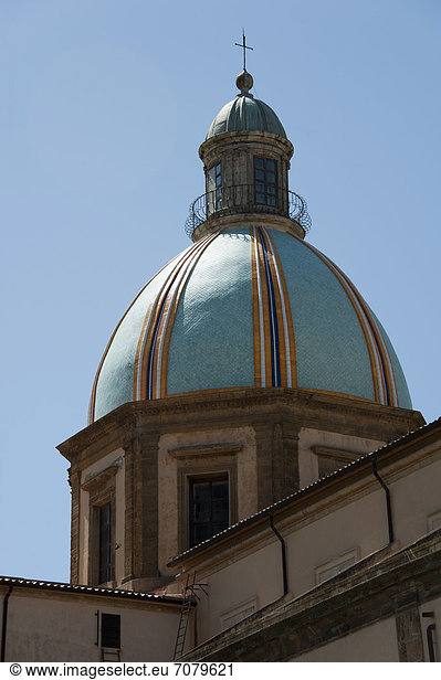 Keramik-Kuppel der Kathedrale San Giuliano  Caltagirone  Provinz Catania  Sizilien  Italien  Europa