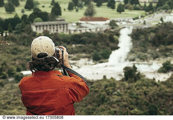 Kerl mit Kamera  Geothermisches Gebiet  Redwoods Forest  Whakarewarewa  Rotorua  Nordinsel  Neuseeland  Ozeanien