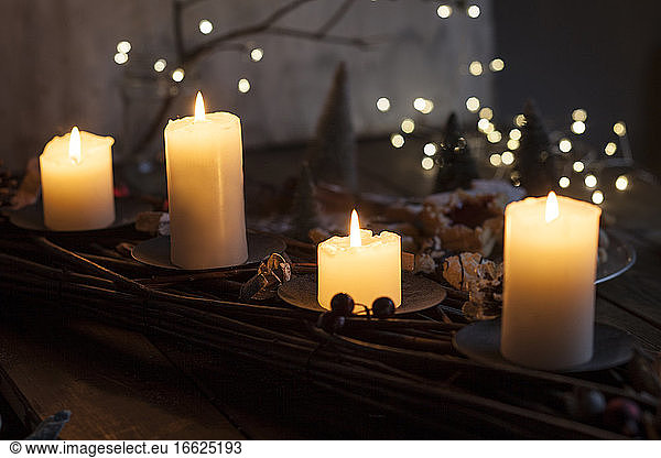 Kerzen brennen in der Adventszeit im Haus
