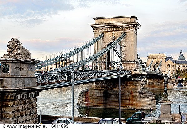 Kettenbrücke oder Szechenyi und Königspalast  Budapest  Ungarn.
