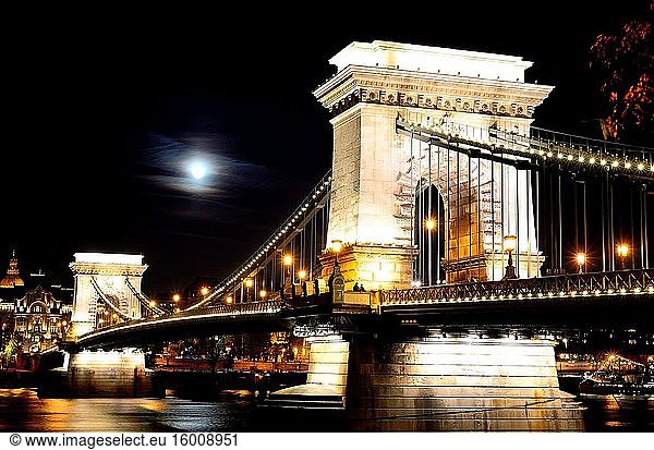 Kettenbrücke (Szechenyi) über die Donau  Budapest  Ungarn.