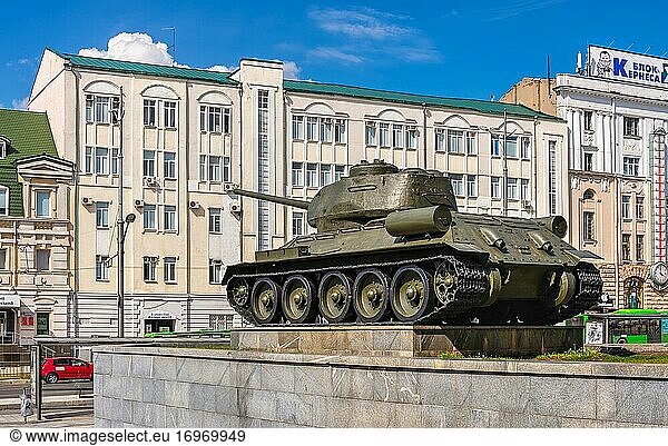 Kharkiv  Ukraine 07. 17. 2020. Panzerdenkmal auf dem Verfassungsplatz in Charkiw  Ukraine  an einem sonnigen Sommertag.