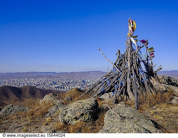 Khatas Gebetsfahnen markieren einen Gipfel und einen heiligen Ort hinter Ulan Bator Mongolei Asien