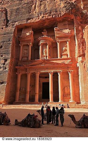 Khazne al-Firaun  Schatzhaus des Pharao  ein von den Nabatäern aus dem Fels geschlagenes Mausoleum in der antiken Stadt Petra  Unesco Weltkulturerbe  Jordanien  Asien