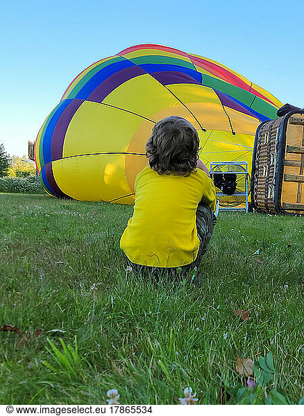 Kid looking how is a hot air ballon is being prepared