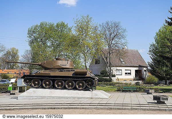 Kienitzer Panzer  Denkmal  erster Brückenkopf der Roten Armee 1945  Kienitz  Gemeinde Letschin  Oder-Neiße-Radweg  Oderbruch  Märkisch Oderland  Brandenburg  Deutschland  Europa