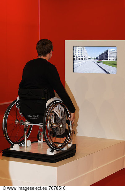 Kind fährt Rollstuhl vor Bildschirm  Behinderten-Simulation  Ideenpark 2012  Technik-Erlebniswelt  Essen  Ruhrgebiet  Nordrhein-Westfalen  Deutschland  Europa