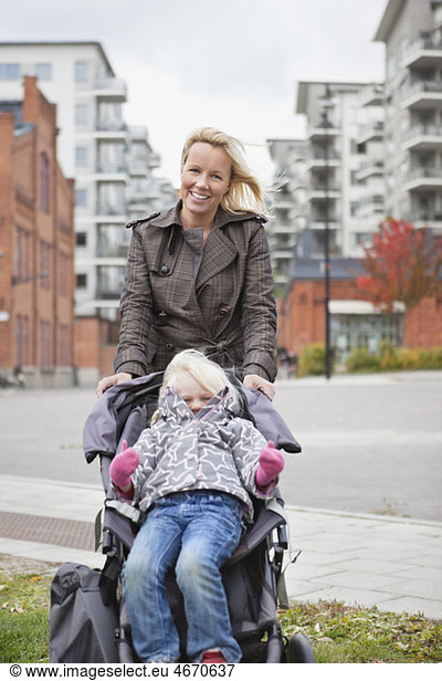 Kind im Kinderwagen