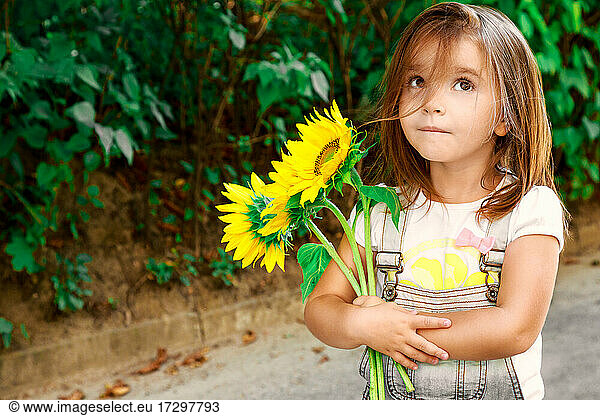Kind Mädchen hält Sonnenblume Blumen