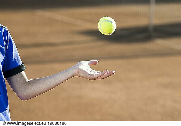 Kind spielt mit Tennisball