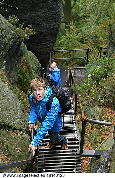 Kinder auf Treppe  Wanderer  Schrammsteine  Elbsandsteingebirge  Sächsische Schweiz  Sachsen  Deutschland  Sächsische Schweiz  Europa