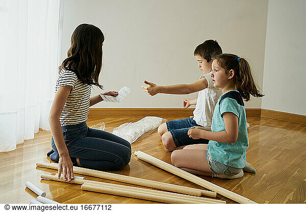 Kinder bauen ein Tipi-Zelt in ihrem Haus auf. Konzept der Kindheit