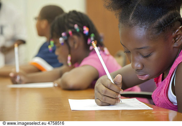 Kinder beim Schreiben im Summer Literacy Camp  einem Ferien-Lesekurs  der vom amerikanischen Lehrerverband in Detroit organisiert wird  Michigan  USA