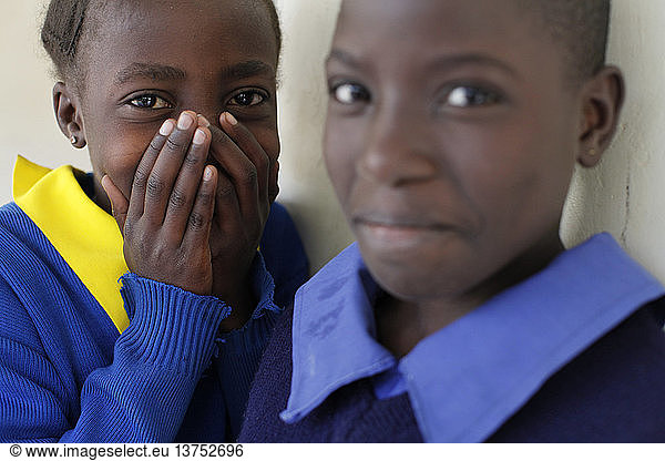 Kinder  die von WOFAK (Women Fighting Aids in Kenya) unterstützt werden OVC (Orphans & vulnerable children) Ernährungsprogramm