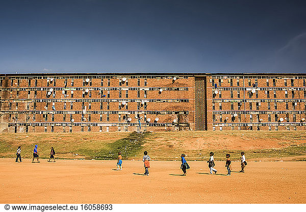 Kinder  die vor einem Arbeiterheim im Alexandra Township spielen; Johannesburg  Gauteng  Südafrika