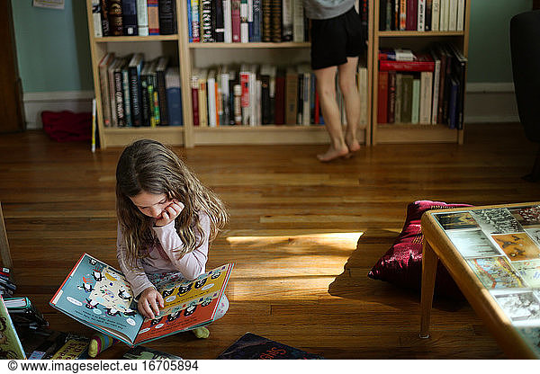 Kinder  die während der Pandemie zu Hause lesen